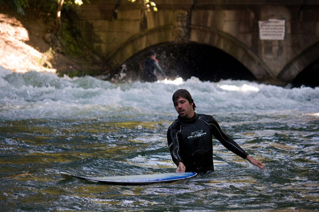 Eisbach-Surfer_Munchen