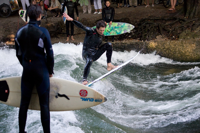 Eisbach-Surfer_springend