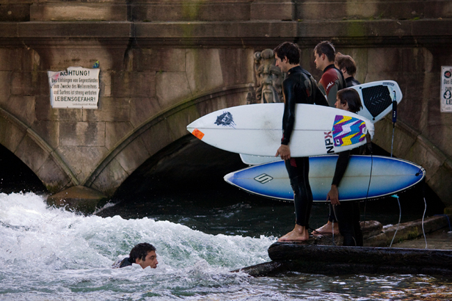 Wartende_Eisbach-Surfer_Munchen