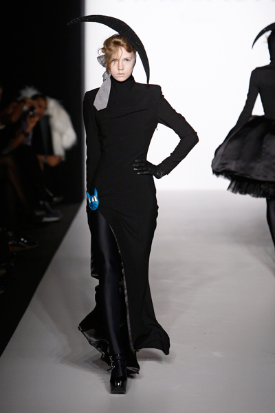 Berlin_Fashionweek_Hausach_Couture_Kleid_mit_Schlitz