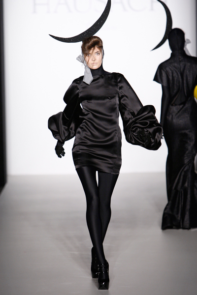 Berlin_Fashionweek_Hausach_Couture_kurzes_Kleid_Puffaermel