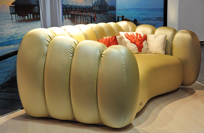 Sofas laden auf der IMM 2010 zum Probesitzen ein. Modell von Pur VIllage