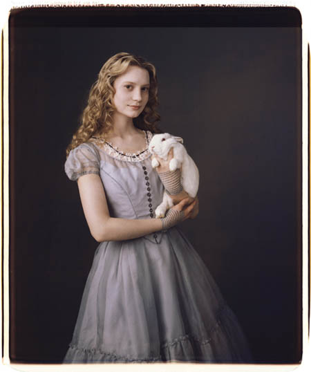 Alice_in_Wonderland_Mia_Wasikowska_als_Alice Die junge Alice - gespielt von Mia Wasikowska - kommt zart und im Vergleich zu Hutmacher & Co. zurückhaltend daher. Schon an ihrer Kleidung wird sichtbar, dass sie eine Vertreterin der "normalen" Welt ist.