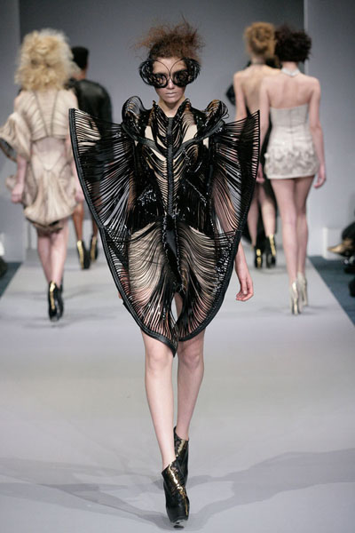 Iris van Herpen Herbst- und Wintermode 2010/11: bizarres Kleid im Insekten-Look