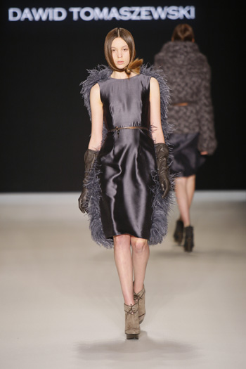 Tomaszewski Berlin Fashion Week FW 2011: graues glänzendes Kleid mit langen Handschuhen und Stola