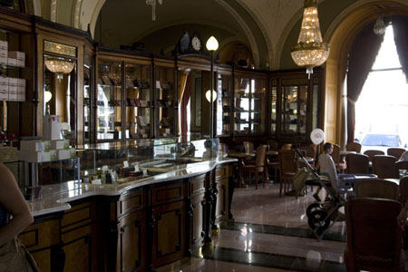 Café Gerbaud in Budapest: Innenansicht mit Theke