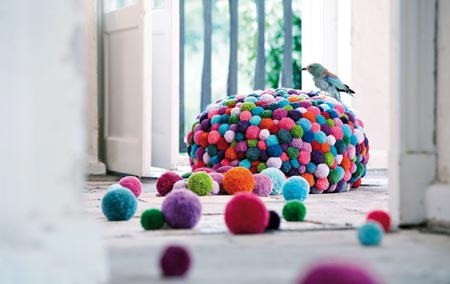 Sitz-Pouf dekoriert mit zahlreichen Bommel MYK_Bommelpouf