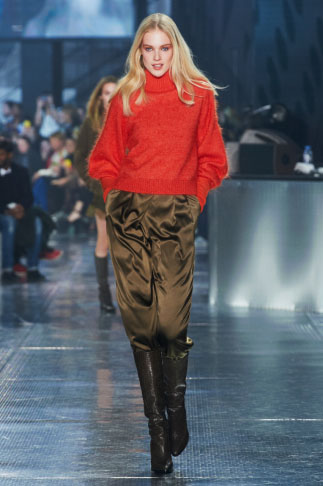 H&M Herbst 2014: knallrotes Oberteil zu brauner Satinhose HM_Autumn_2014_2