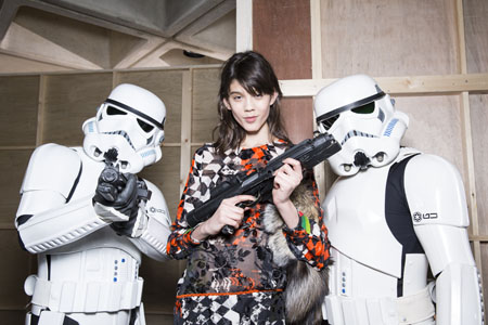 Star Wars by Preen: Auf der London Fashion Week präsentierte man sich im Sternenkriegerlook. Preen by Thornton Bregazzi AW14, backstage (Sam Wilson, British Fashion Council) 1