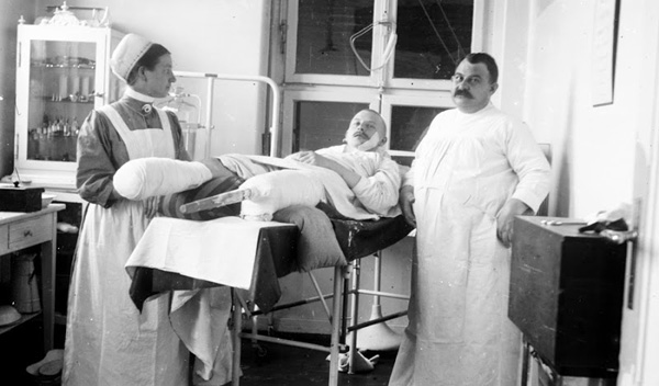 Krankenschwester, Arzt und Patient im Ersten Weltkrieg