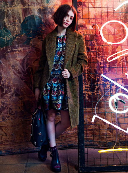 Lily Collins für Asos, Herbst 2014, in dunklem Mantel mit Kleid.