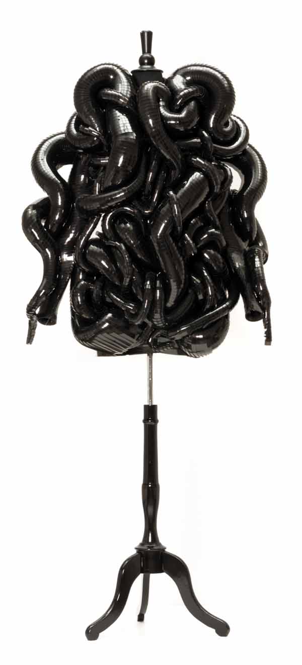 Iris van Herpen, Snake Dress, Haute Couture, Amsterdam, 2011, Seitenansicht, Eigentum der Stiftung für die Hamburger Kunstsammlungen, Foto: Maria Thrun Iris van Herpen, Snake Dress, Haute Couture, Amsterdam, 2011, Seitenansicht, Eigentum der Stiftung für die Hamburger Kunstsammlungen, Foto: Maria Thrun