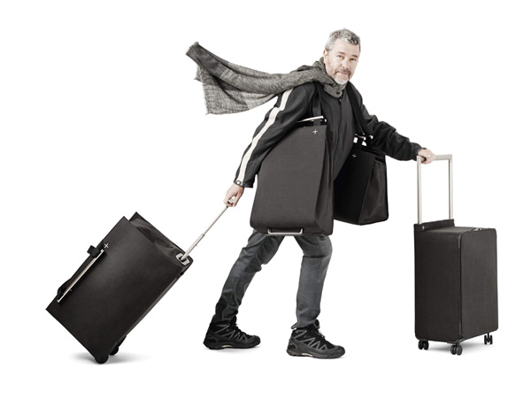 Philippe Starck mit Koffern und Taschen aus seiner neuen Serie von Delsey