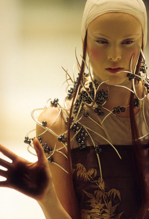 4._Tahitian_pearl_neckpiece_Shaun_Leane_for_Alexander_McQueen_Voss_Spring_Summer_2001_copyright_Anthea_Sims_1
