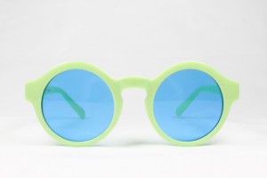 Bunte Sonnenbrille: blaue Gläser, grünes Gestell