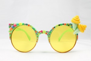 Sonnenbrille mit gelben Gläsern, verziert mit Perlen und Eistüten